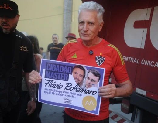 Rogério Correia segurando cartaz e 'diploma' durante protesto na Câmara Municipal de Belo Horizonte