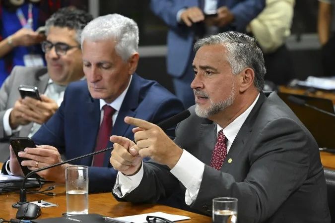 Parlamentares protocolam representação na PGR