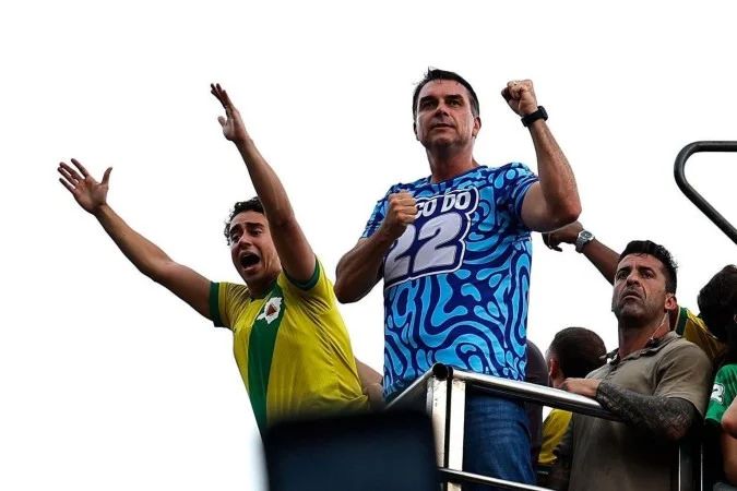 Lula e Flávio Bolsonaro durante campanha