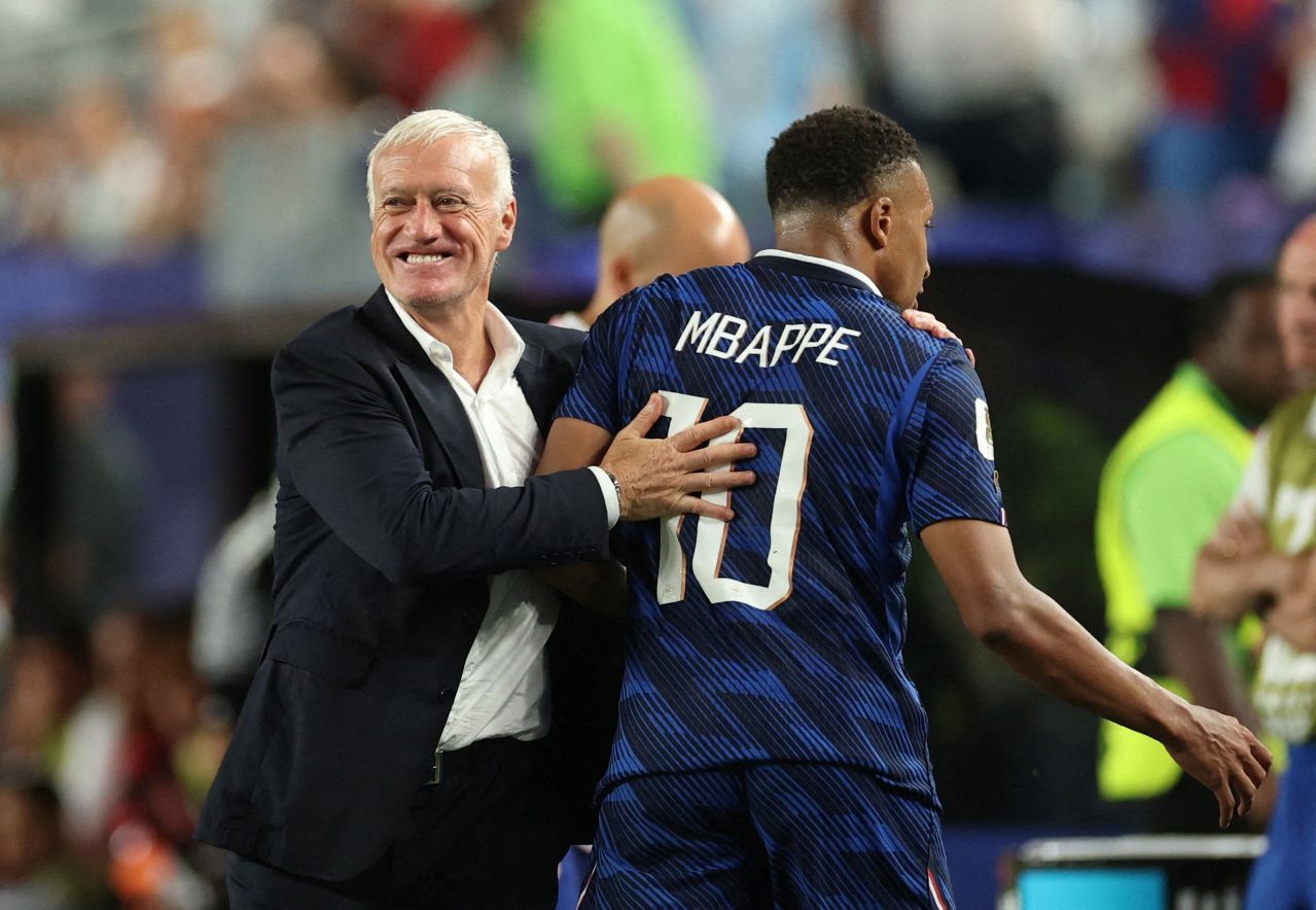 Deschamps abraça Mbappé após gol contra o Iraque