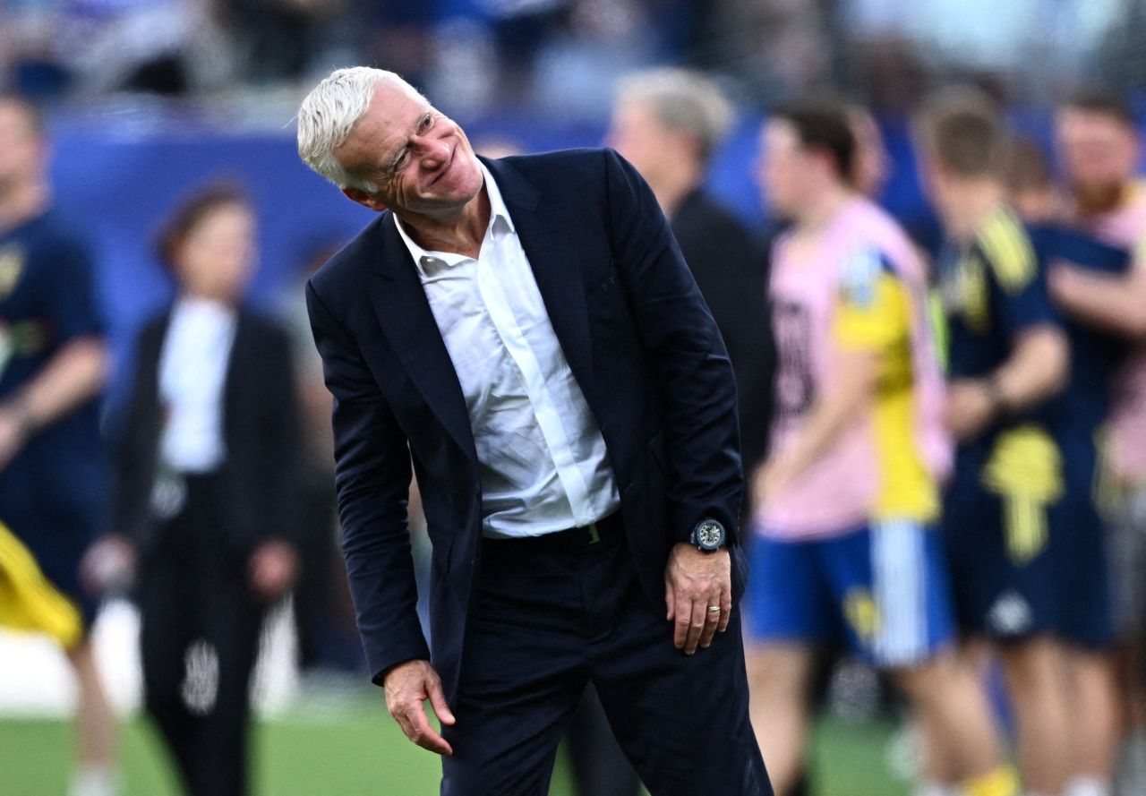 Didier Deschamps à beira do campo comemorando