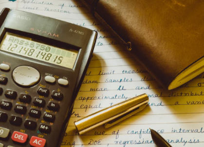 Documentos de dívida e calculadora sobre mesa