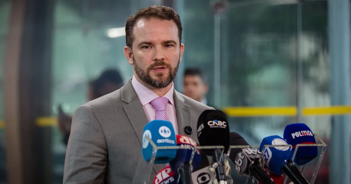 Lula e ministro Dario Durigan em reunião