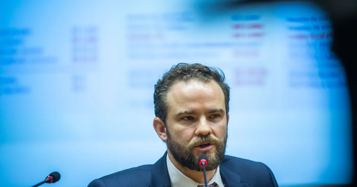 Ministro Dario Durigan falando com jornalistas