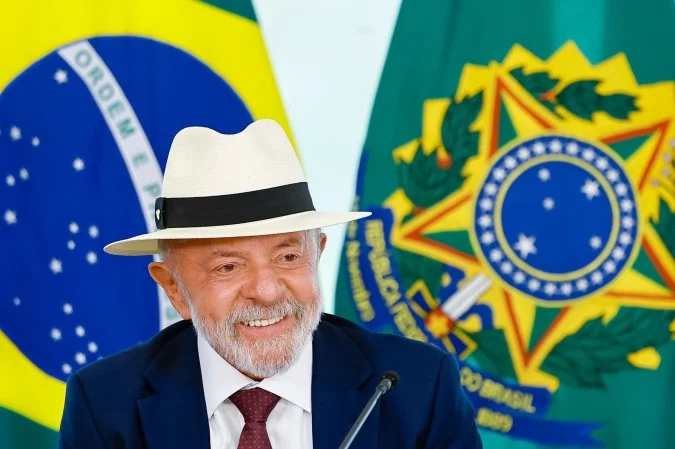 Presidente assina medida provisória no Palácio do Planalto