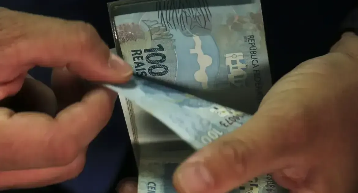 boletos e cartão de crédito empilhados