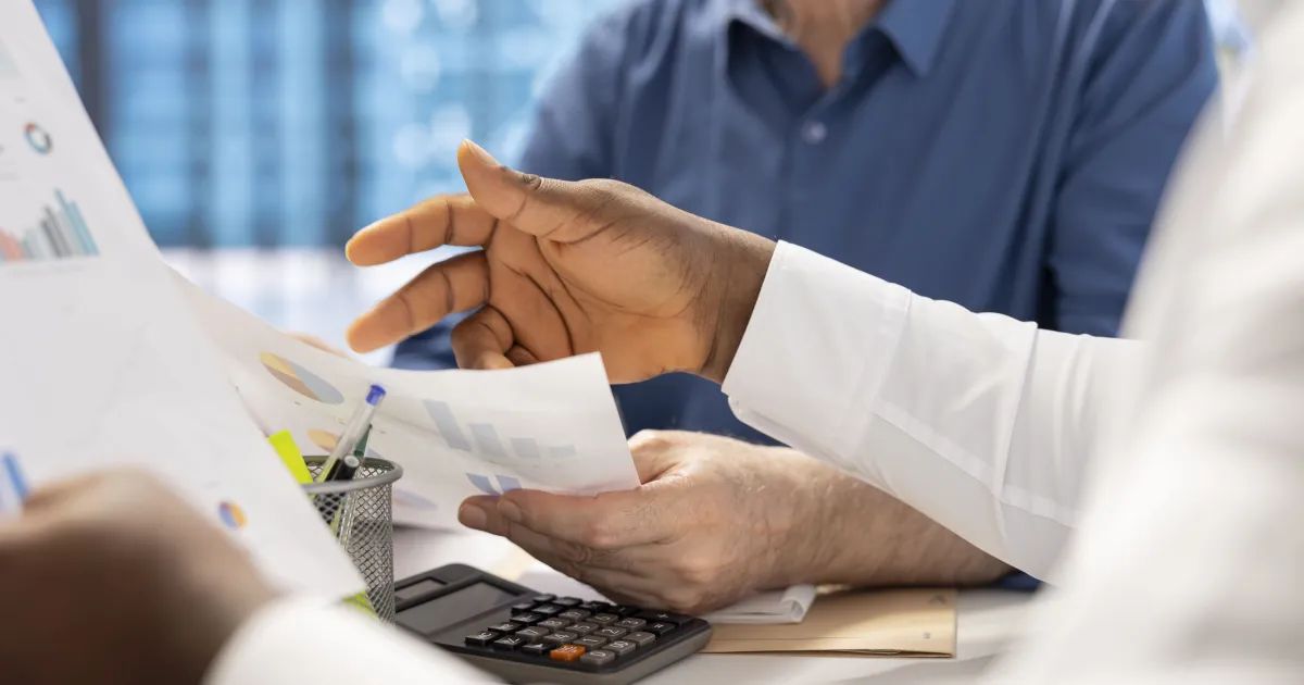 Empresário consultando documentos financeiros