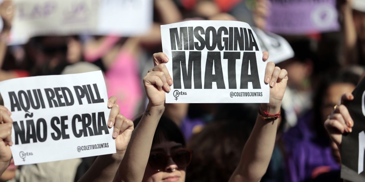 ícones de redes sociais e sinais de alerta sobre desinformação