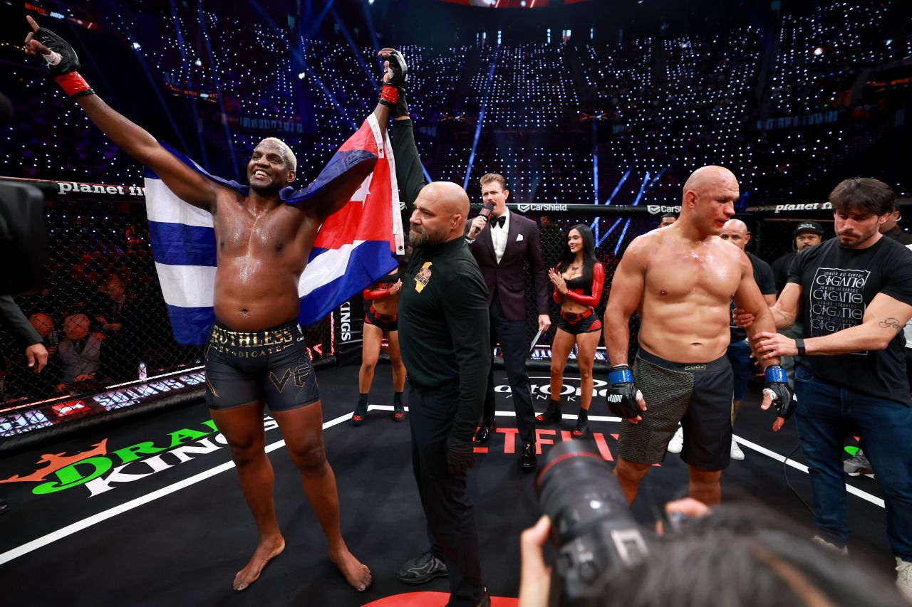 Robelis Despaigne aplica socos e nocauteia Junior Cigano