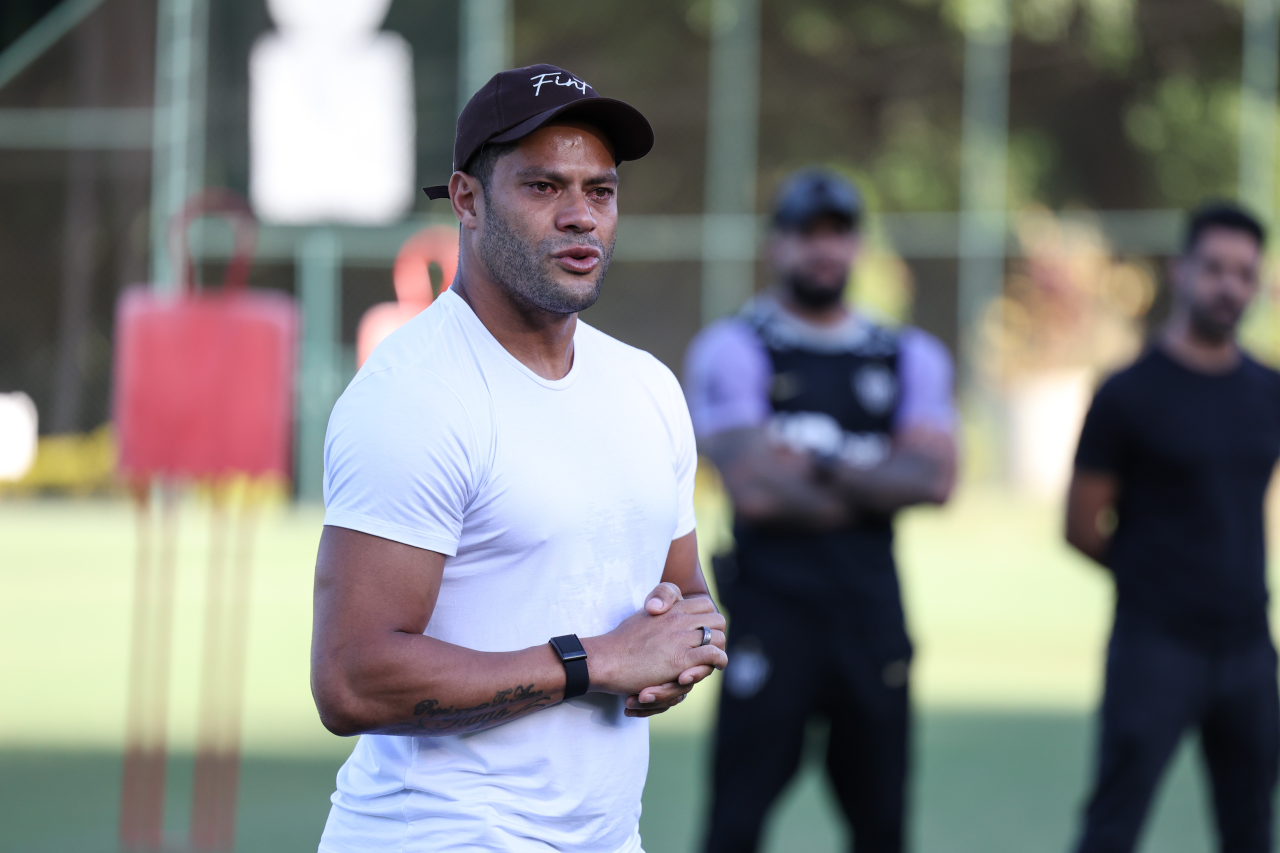 Hulk aplaudido pela torcida do Atlético-MG na Arena MRV