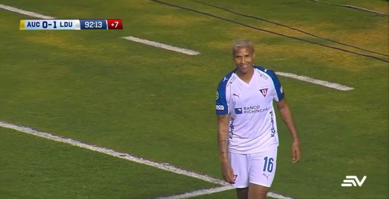 Deyverson provocando torcida do Aucas