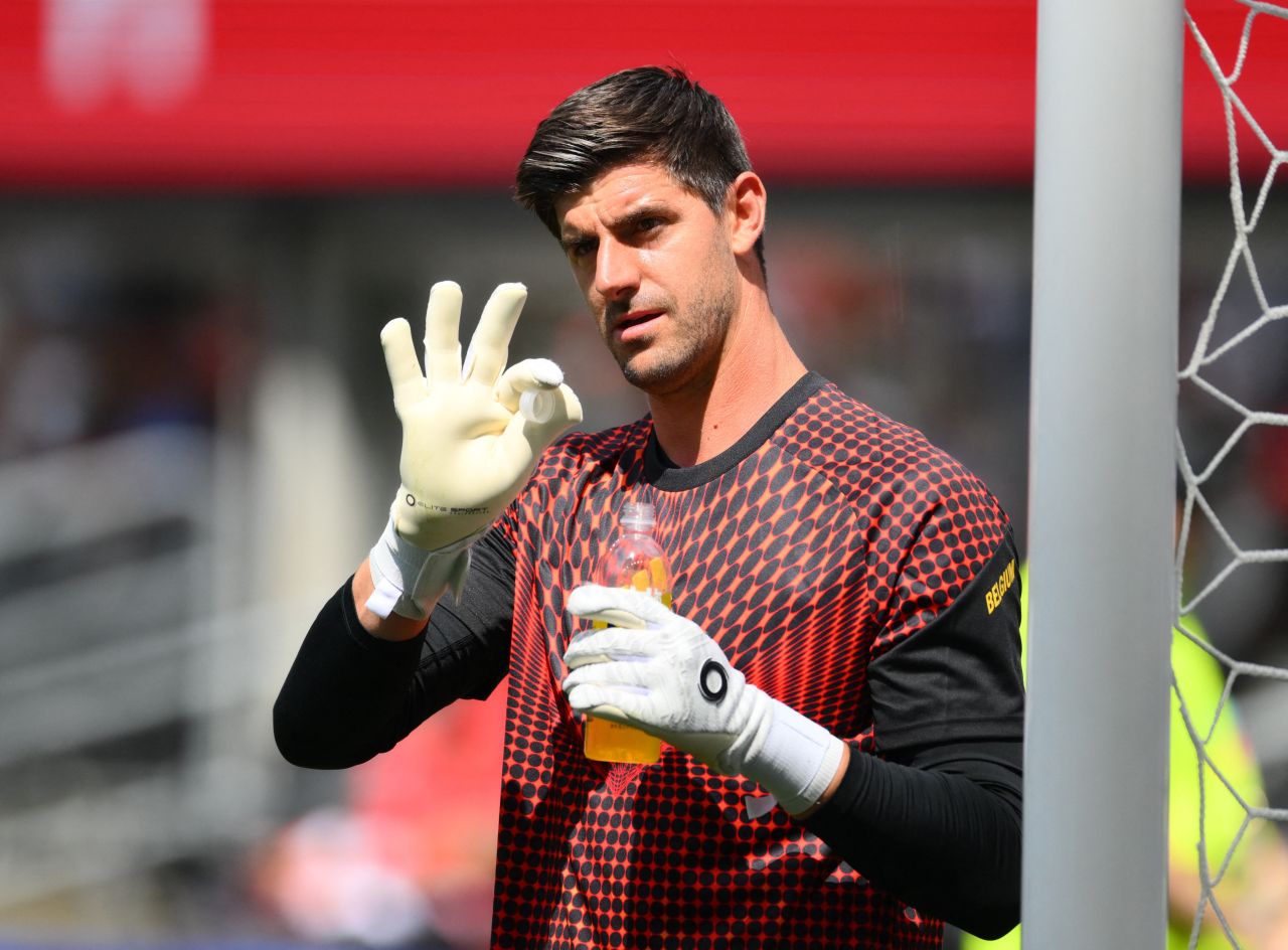 Thibaut Courtois em defesa pela Bélgica