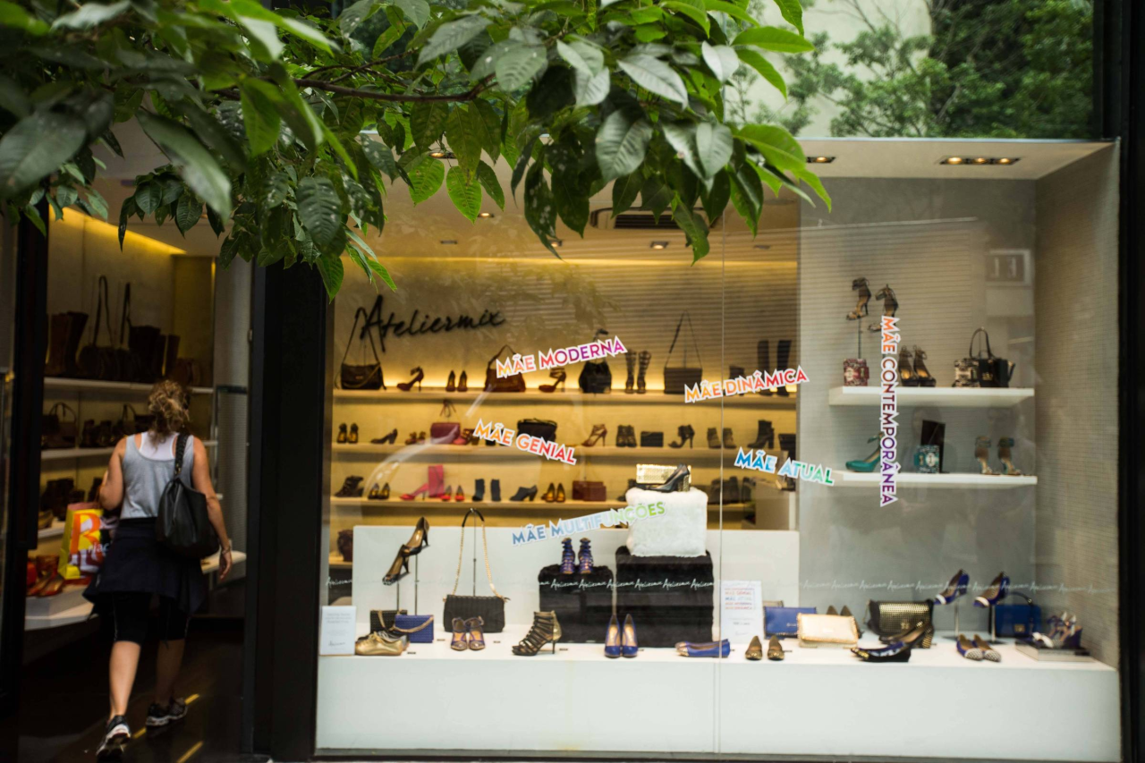Clientes em corredor de shopping fazendo compras