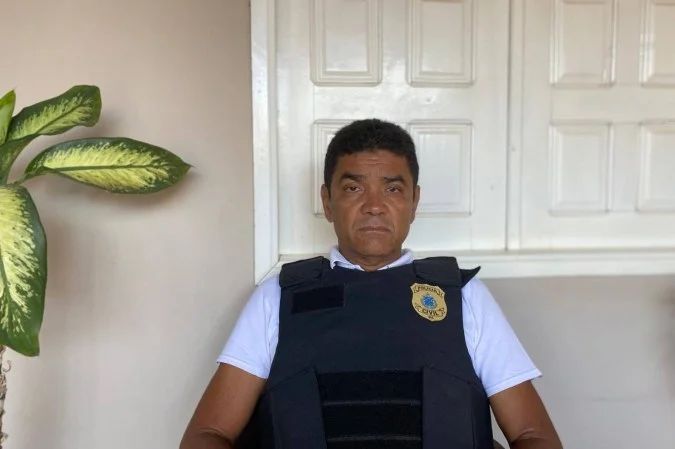 Pessoa medindo glicemia com aparelho de monitoramento