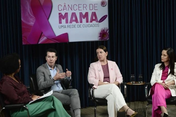 Karimi Amaral durante evento sobre câncer de mama