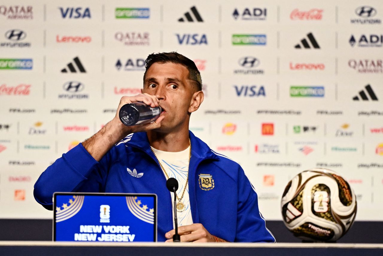 Dibu Martínez em coletiva antes da final