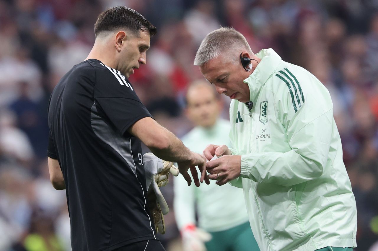 Dibu Martínez comemorando após final da Liga Europa