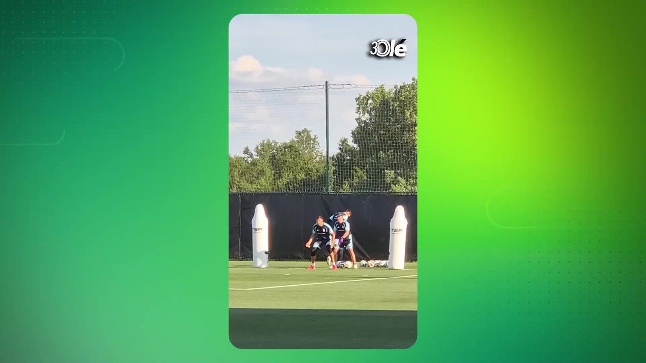 Dibu Martínez treinando com a mão esquerda