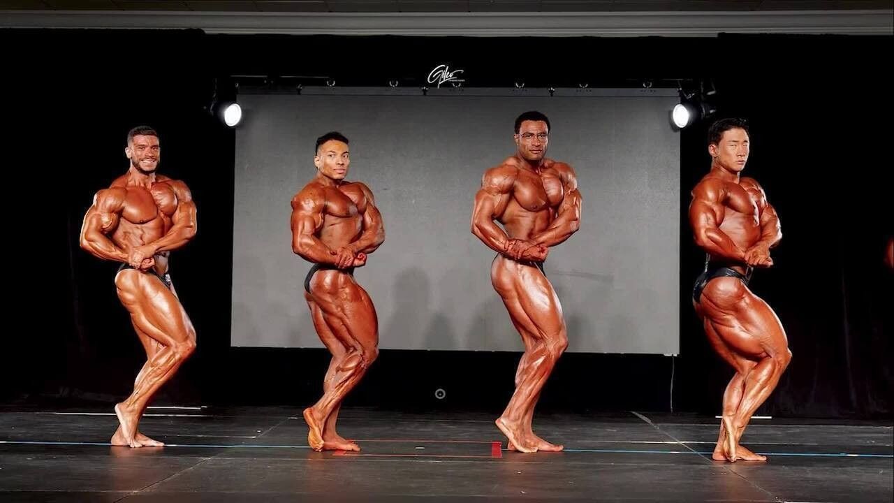 Diego Galindo executa pose inédita no palco do NY Pro
