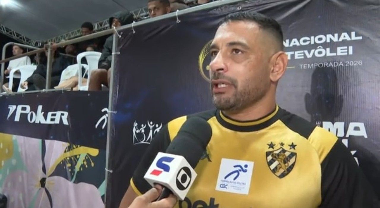 Diego Souza durante partida de futevôlei