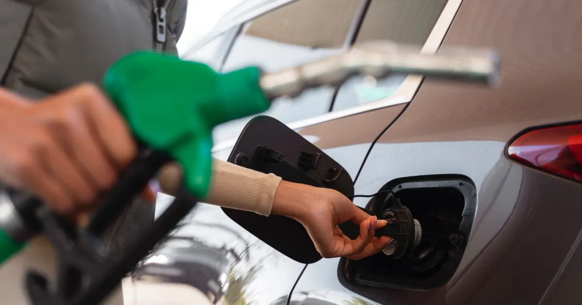 Bico de bomba abastecendo veículo em posto de combustíveis