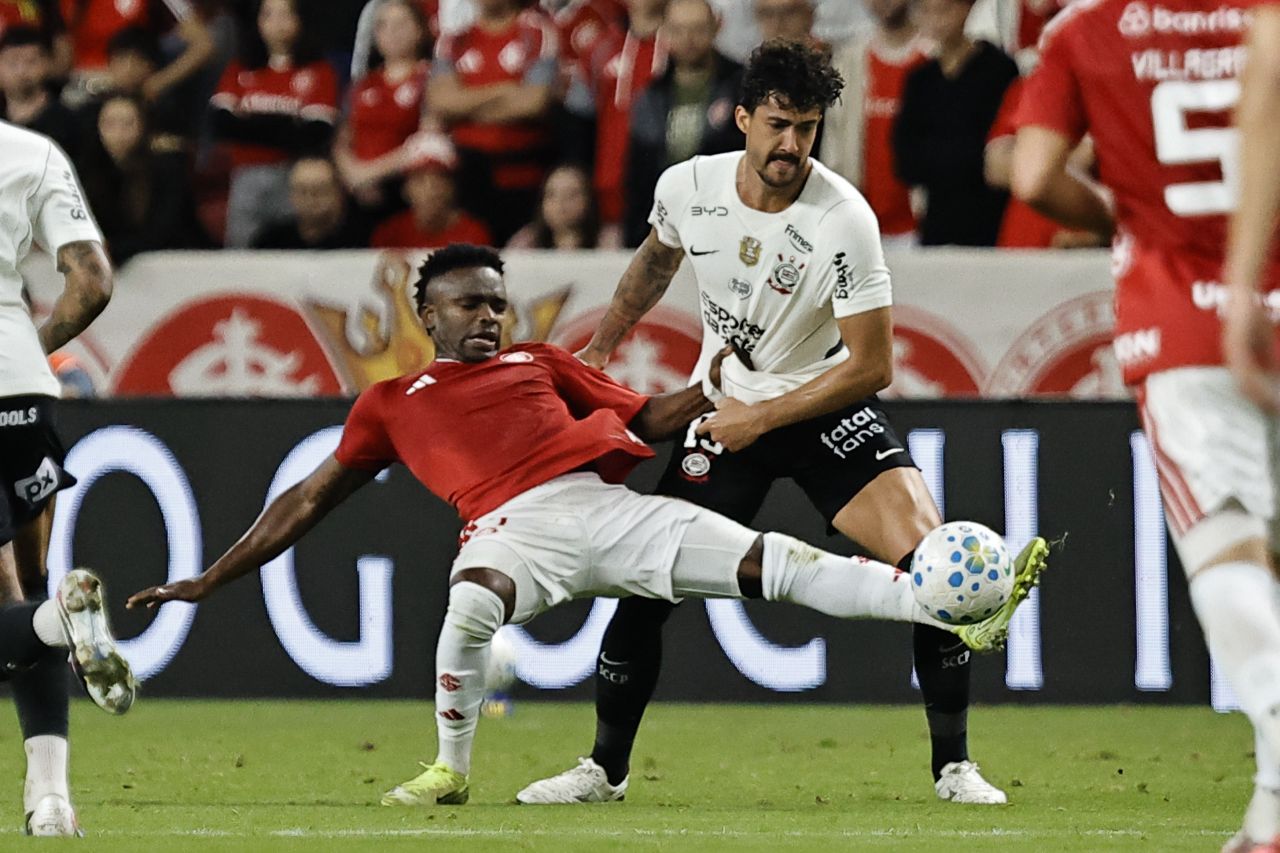 Jogadores de Corinthians e Internacional disputam bola no Beira-Rio