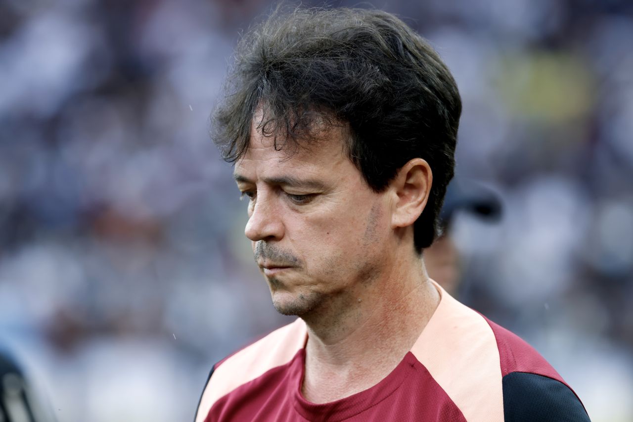 Fernando Diniz cabisbaixo no banco durante Corinthians x Fluminense