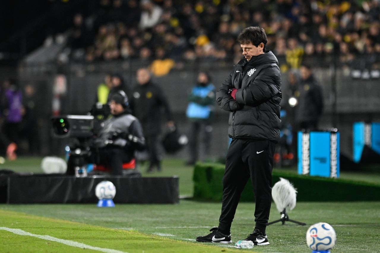 Fernando Diniz em campo durante Peñarol x Corinthians