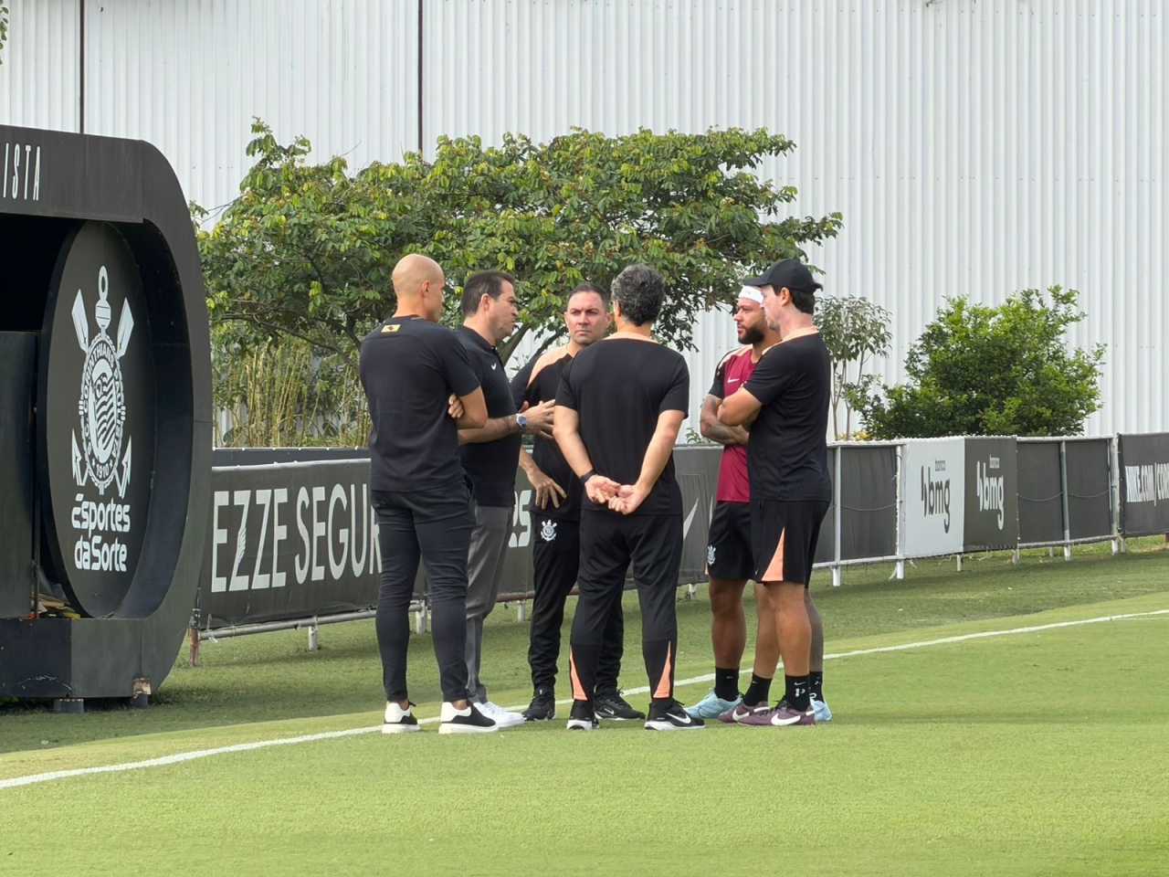 Marcelo Paz conversa com Fernando Diniz e Memphis Depay no CT Joaquim Grava