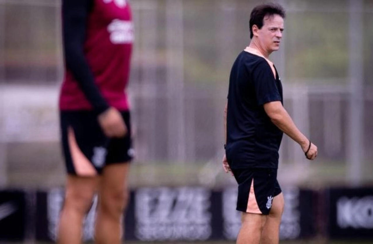 Fernando Diniz durante treino do Corinthians no CT Joaquim Grava