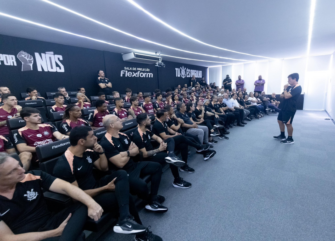 Fernando Diniz reunido com jogadores no CT Joaquim Grava