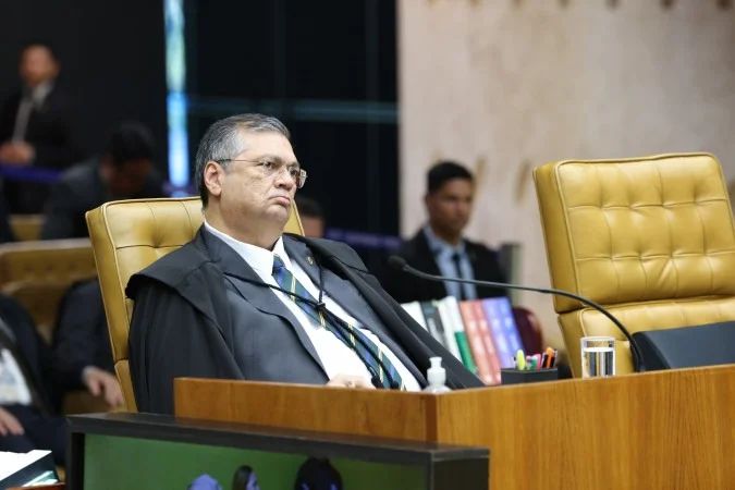 Agentes durante operação de busca e apreensão do caso RJ Pet