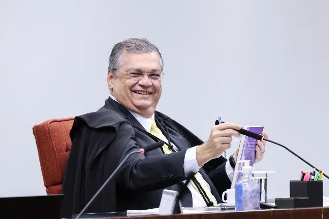 Flávio Dino recebendo título honorífico na PUC-SP