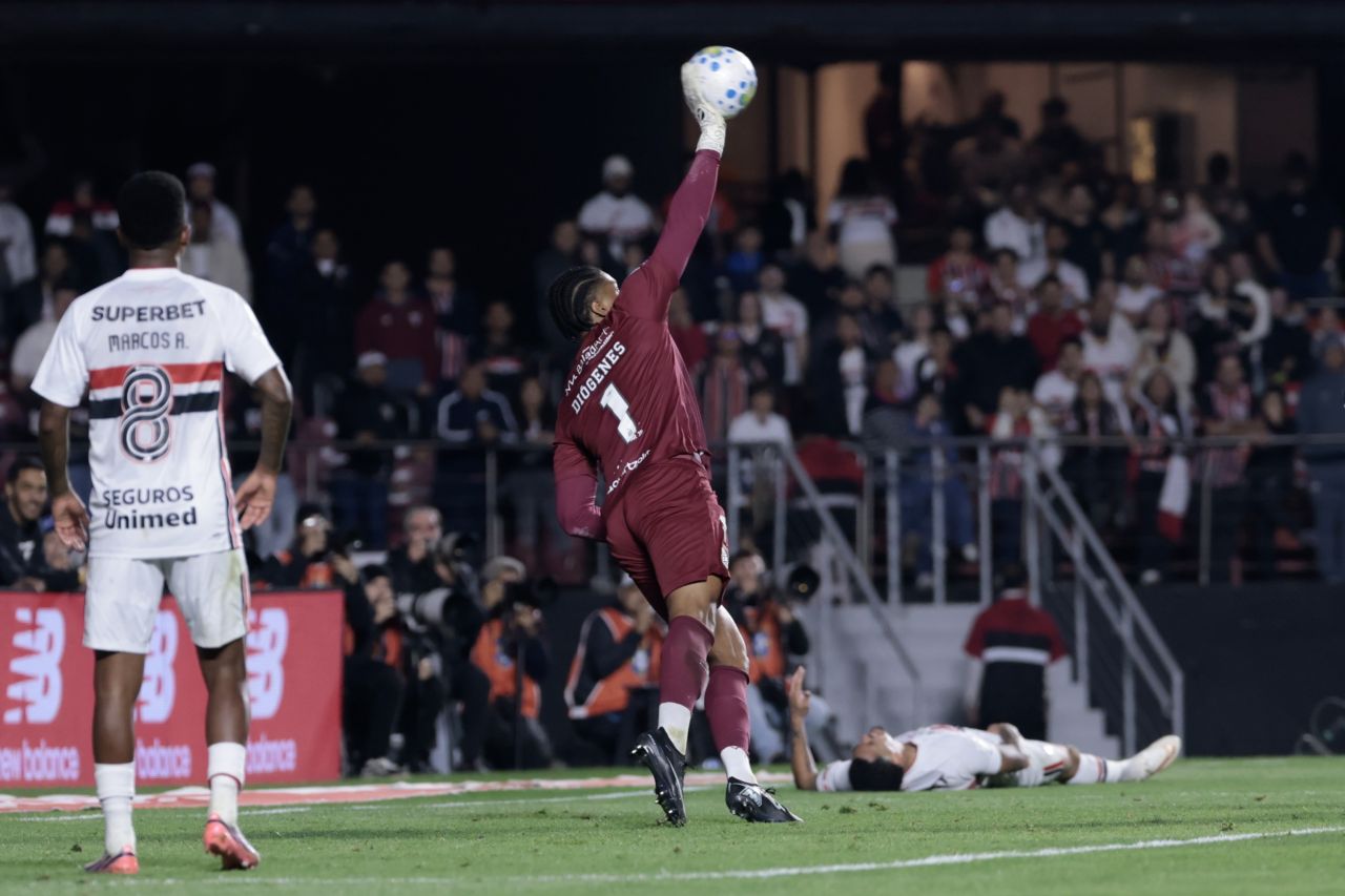 Diógenes defendendo chute no Morumbi