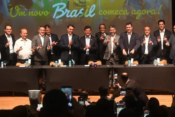 Flávio Bolsonaro reunido com dirigentes partidários em evento político