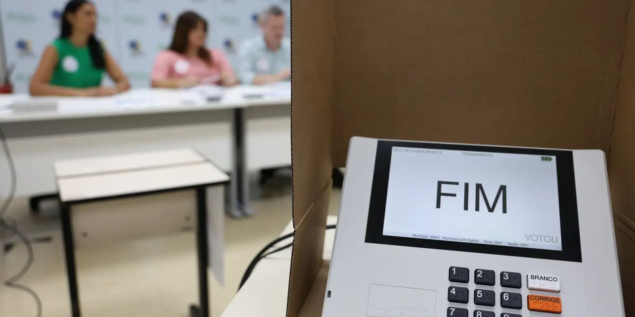 Pessoa idosa votando com auxílio de acompanhante