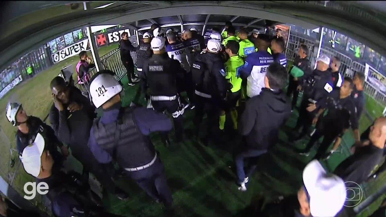 Diretores do Vasco reclamam com árbitro no intervalo