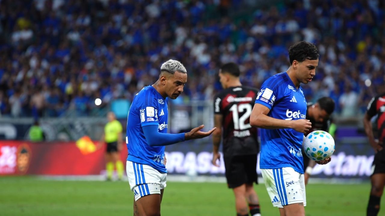 Matheus Pereira pede a bola a Kaio Jorge durante partida