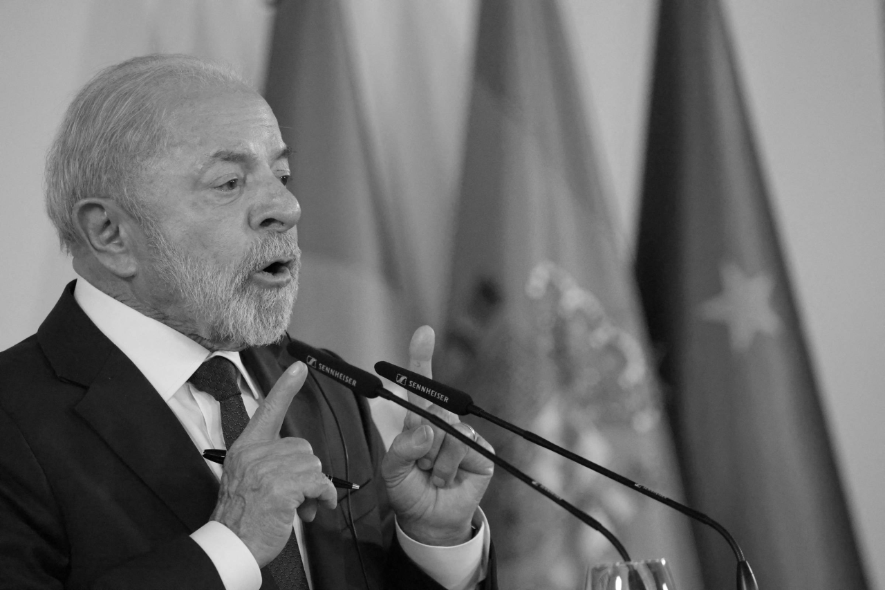 Pessoas consultando faturas e cartões