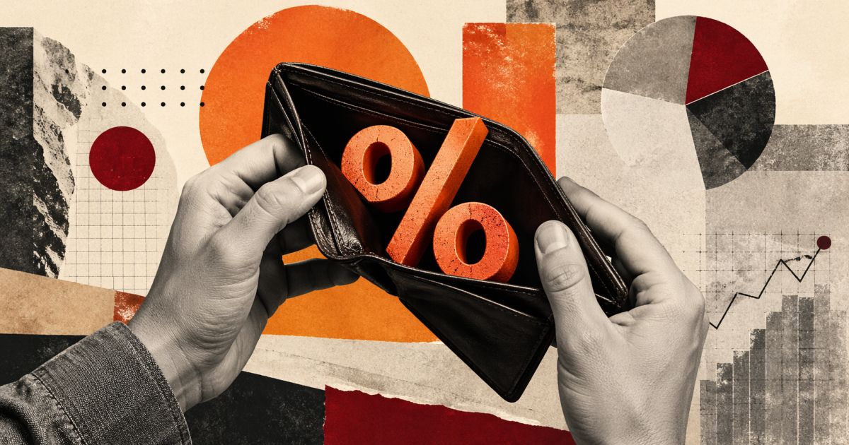 Família analisando contas e cartões