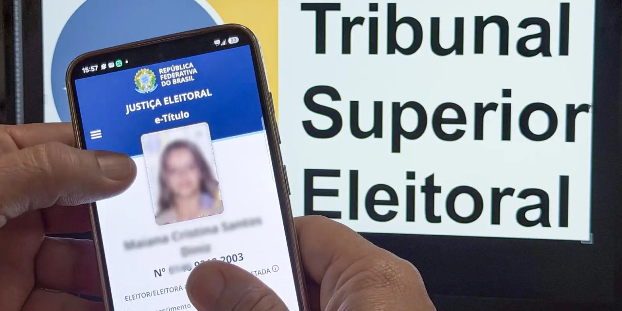Eleitor apresentando documento na mesa de votação