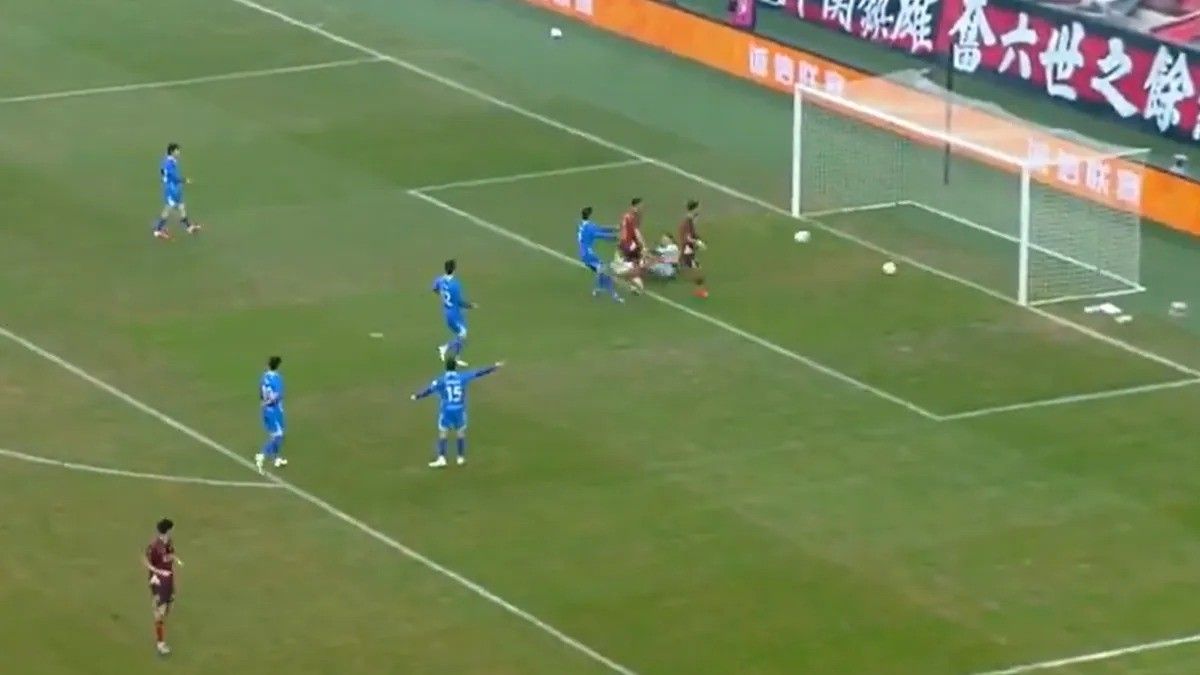 Duas bolas entram no gol durante partida na China