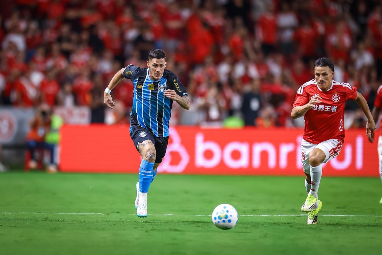 Jogadores de Grêmio e Internacional em disputa durante clássico