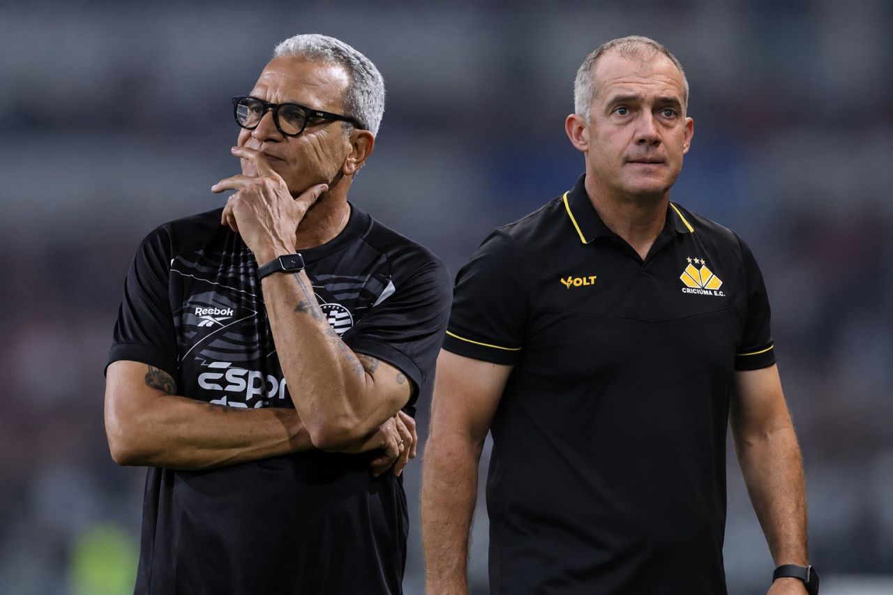 Hélio dos Anjos e Eduardo Baptista em ação