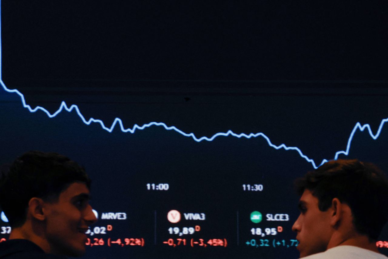 Painel eletrônico com cotações do dólar e gráfico
