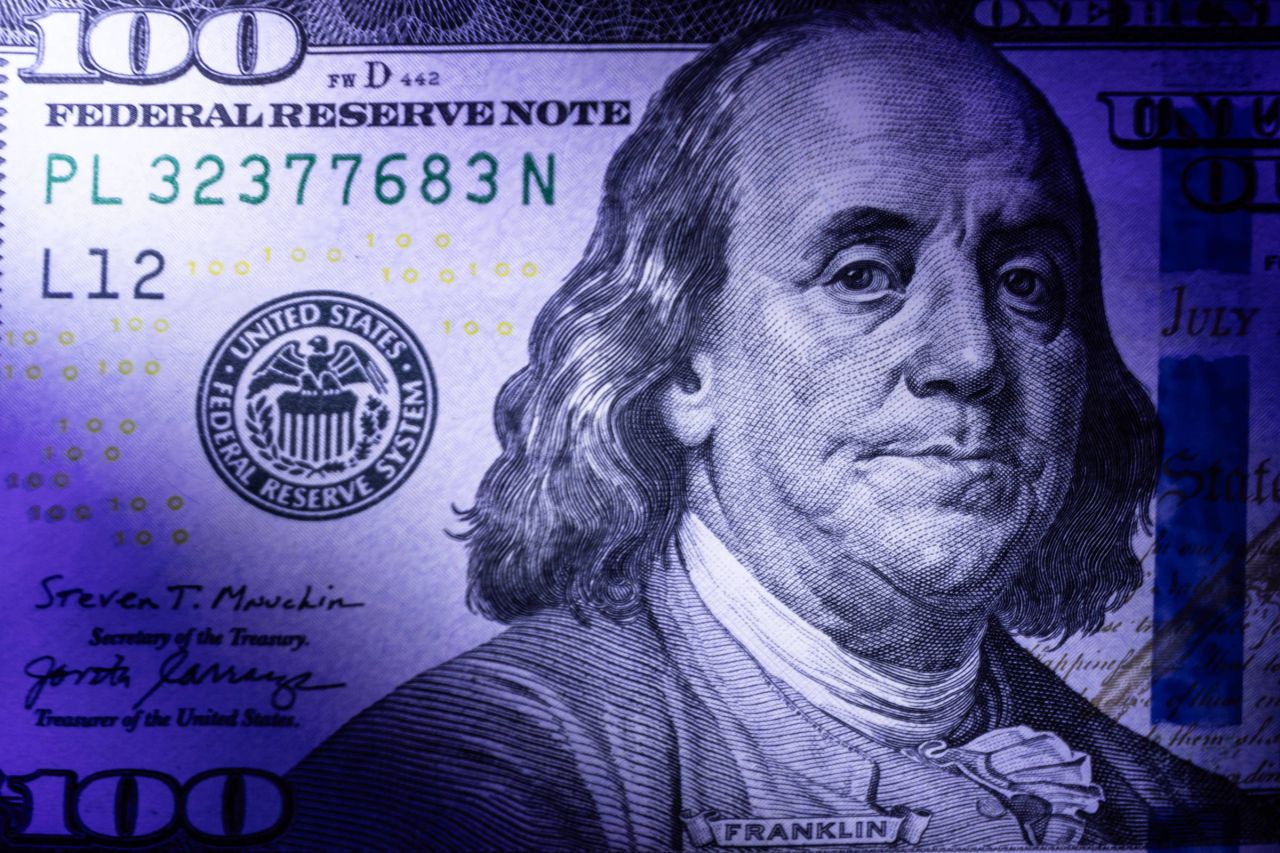 Painel com cotações do dólar e índices de mercado