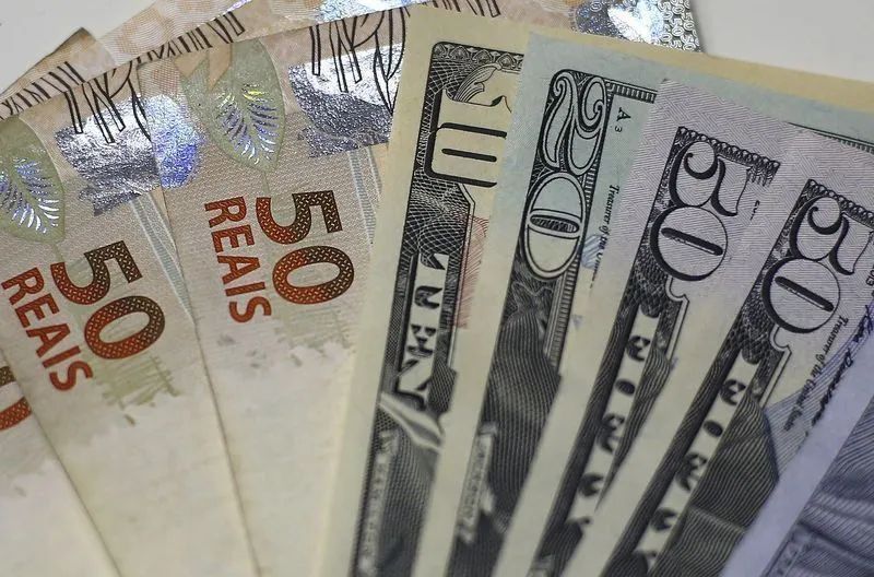 Painel eletrônico mostrando cotação do dólar