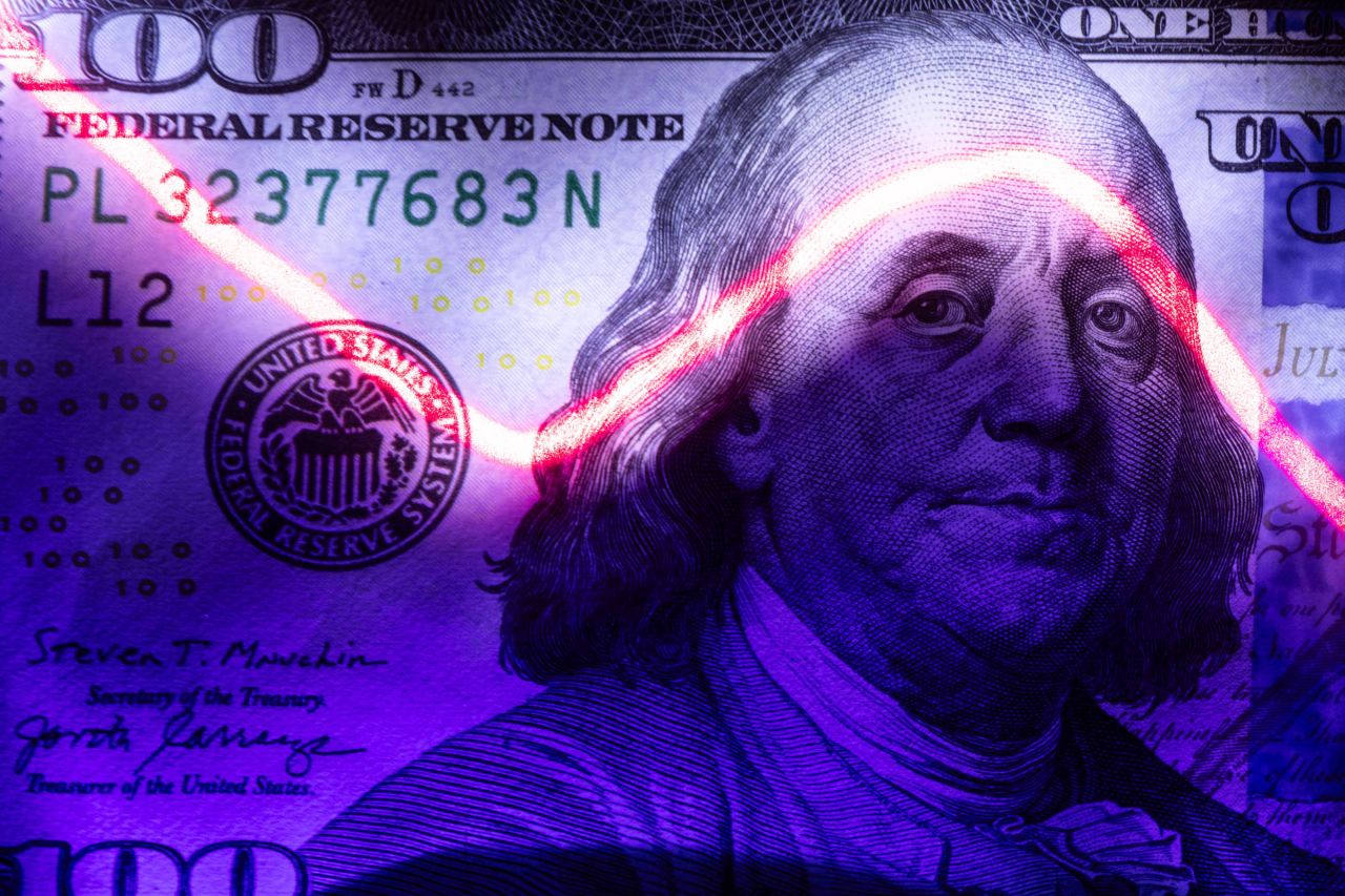 Painel eletrônico com cotações do dólar e índices da bolsa