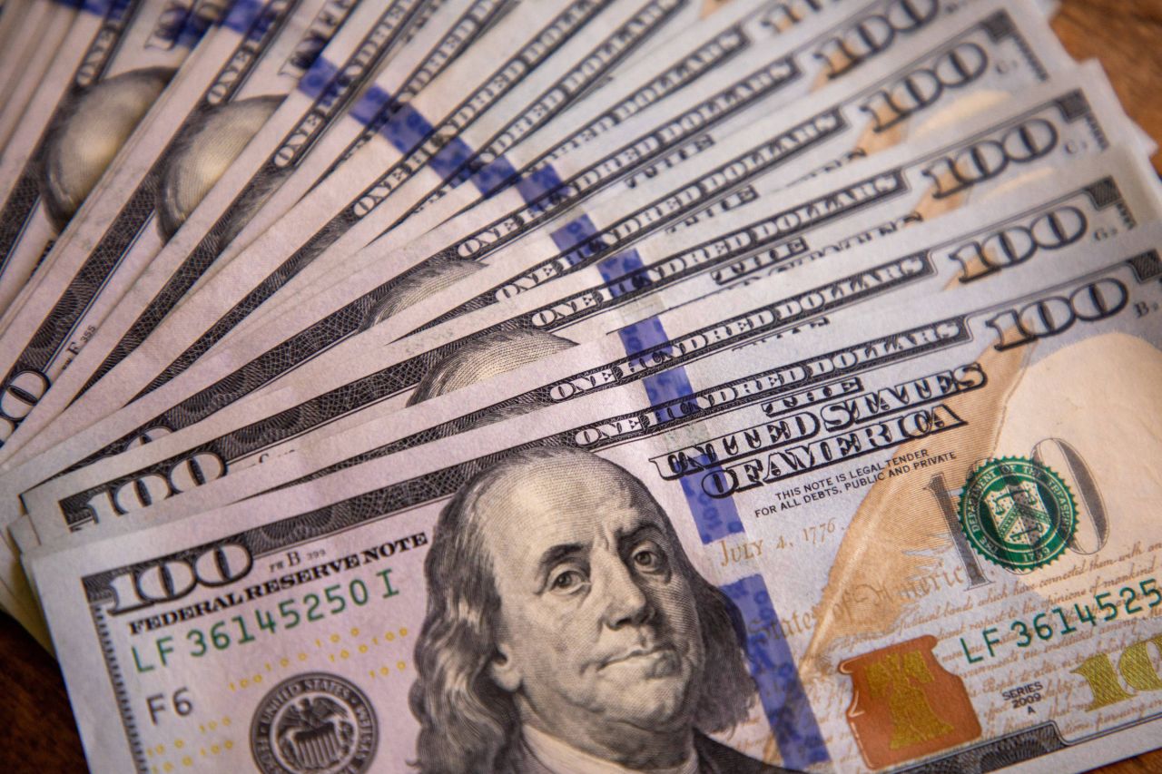 Painel eletrônico com cotações do dólar e índices da bolsa
