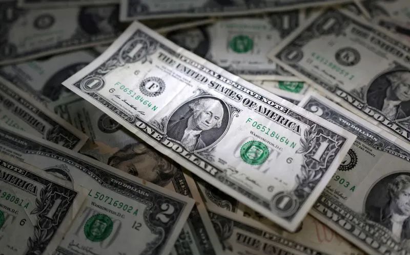 Tela com cotação do dólar em painel financeiro